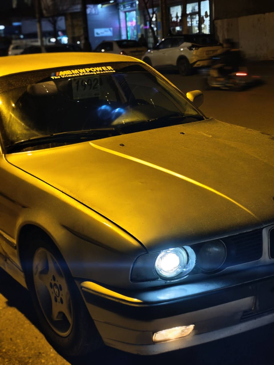 سەرەتا بە ناوی خوای گەورە بیم ١٩٩١حەجم  ٥٢٥  بۆ فرۆشتن مەکینە ٥٢٠ دیجتاڵ ناو سپی سەیارەکە گیر عادییە زۆر بەقوەتە ماشااللە گیرو مەکینەەی بەشەرت دە فیتەر کارەبای ئیرفلوو هەموو گیانی مەزبووت ئیش ئەکات توون تۆڵ بیتەقەو ڕەقەیە سەنەوی ئەسڵی جنوب وەکالەی ئەسڵی لەگەڵە پیشوو دوا کەپسەدەعمو لیدراوی قورسی نییە   سەیارەی ماڵی خۆمە هەموو گیانی بەشەرتە سەیارەکە زۆر بێمنەتم لێ زۆر بێسەر ئێشەییە سعری30 گەڵامعامەلەی زۆر کەم  ***********
