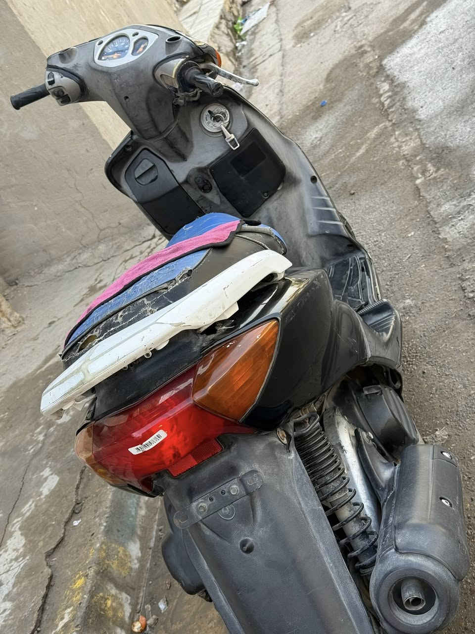 السلام عليكم
دراجه سكنس نثيه 110 
كهربائيات شغاله 
مكينه حلوه لا تبخير ولا تنقيص 
السعر 450وبيه مجال 
مكان مدينه الصدر الاورفلي 
الرقم ***********
