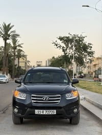 النوع :سنتافيا  الموديل :2012 اللون :فيلي  العداد ؛90،000 قابل للزياده...