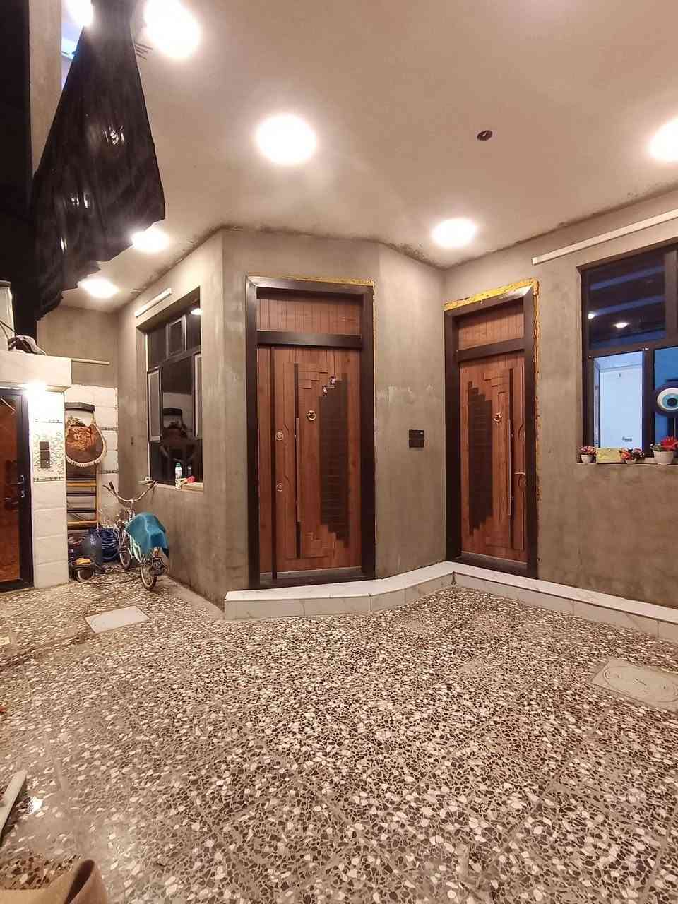 سلام عليكم
بيت للبيع مساحة 150متر واجهة 7.5 ونزال 20 طابقين بناء حديث  
طابق الاول=استقبال+مطبخ حار+مطبخ بارد+ غرفة نوم+صحيات عدد2 +صالة
الطابق الثاني= ثلاث غرف نوم+صالة جبيرة تصلح تصير غرفة+ صحيات عدد 2 
طابق ثالث بيتونة+سطحين 
العنوان الدورة الثامة خلف مقر الحشد 
رقم ***********
