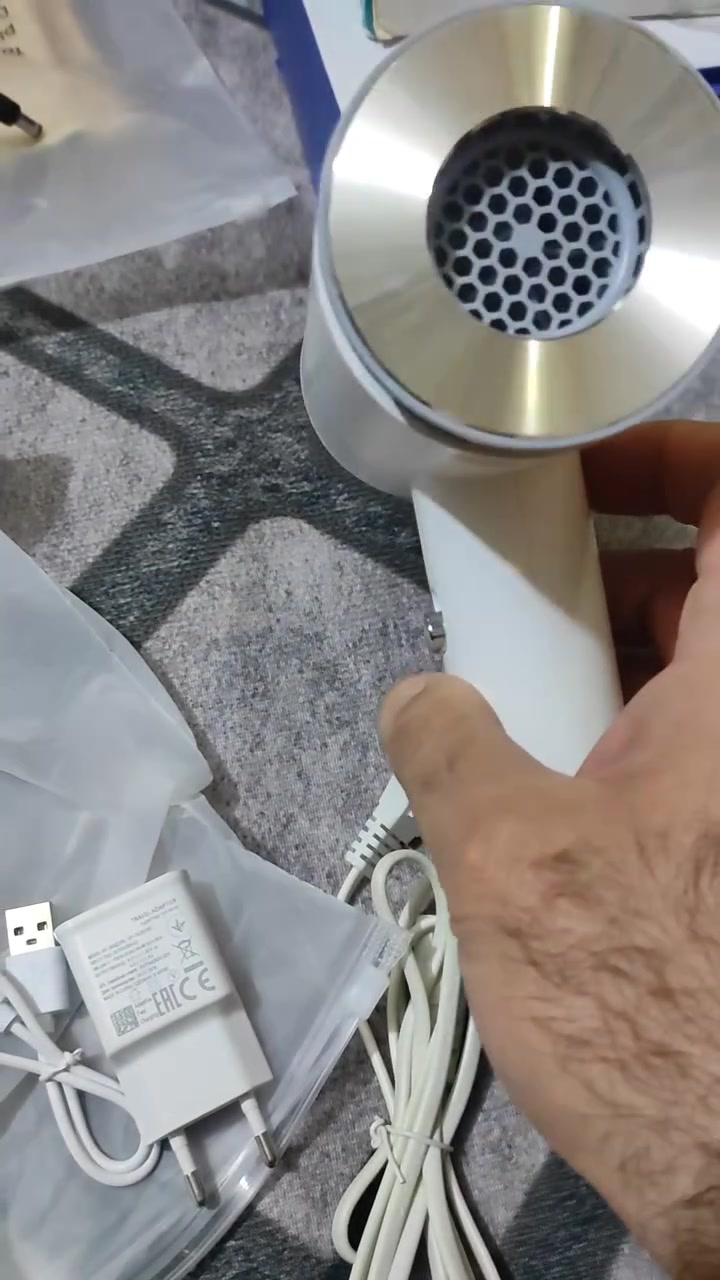 السلام عليكم 
مجفف شعر لاسلكي محمول، يتميز بقدرته على إعادة الشحن عبر منفذ USB، مما يجعله مناسباً للاستخدام أثناء السفر أو في الأماكن الخارجية.
طريقة التشغيل: يوفر الجهاز هواءً بارداً عند التشغيل بواسطة البطارية اللاسلكية، بينما يمكنه إنتاج هواء ساخن عند توصيله بمصدر طاقة كهربائي.
التصميم: يتميز بتصميم خفيف الوزن وصغير الحجم، مما يسهل حمله وتخزينه، وغالباً ما يأتي ببطارية مدمجة بسعة تتراوح بين 2000 مللي أمبير إلى 15600 مللي أمبير.
الاستخدامات: مثالي للاستخدام الشخصي في السفر، والتخييم، أو في صالات الألعاب الرياضية، حيث لا يكون هناك وصول سهل لمقابس الكهرباء التقليدية.
السعر 12 الف


**إذا كنت صاحب هذا الإعلان وتريد حذفه لأي سبب، رجاءا أرسل رسالة إلى الدعم الفني**