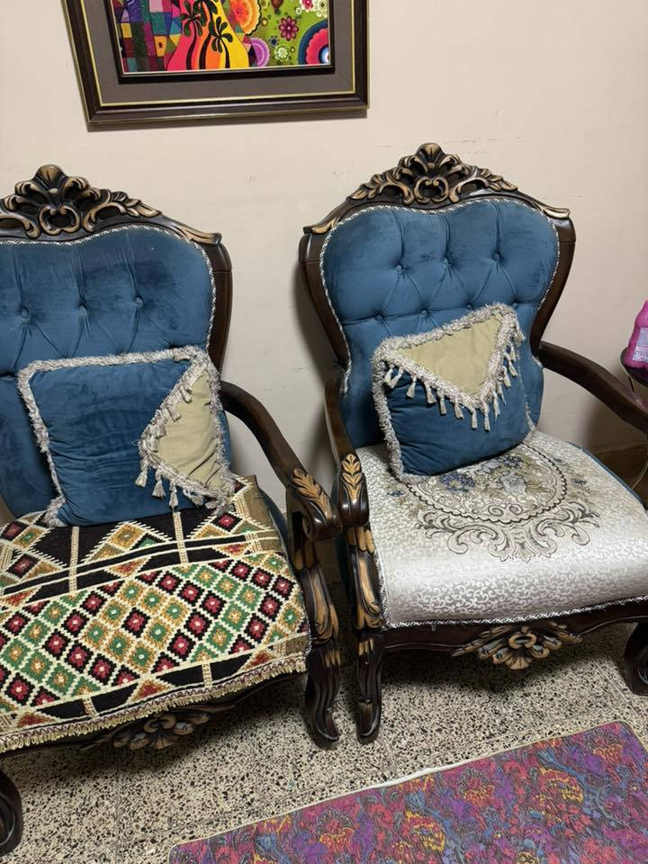 تخم ملكي كلاسيك
يتكون من قنفتين ثلاثية
واربع كراسي مفردة  يعني المجموع ١٠ مقاعد
يحتاجلة دومشة للقنفات الثلاثية 
سعرة 350 وبي مجال بسيط
مكاني بغداد الكرخ حي الجهاد
***********
