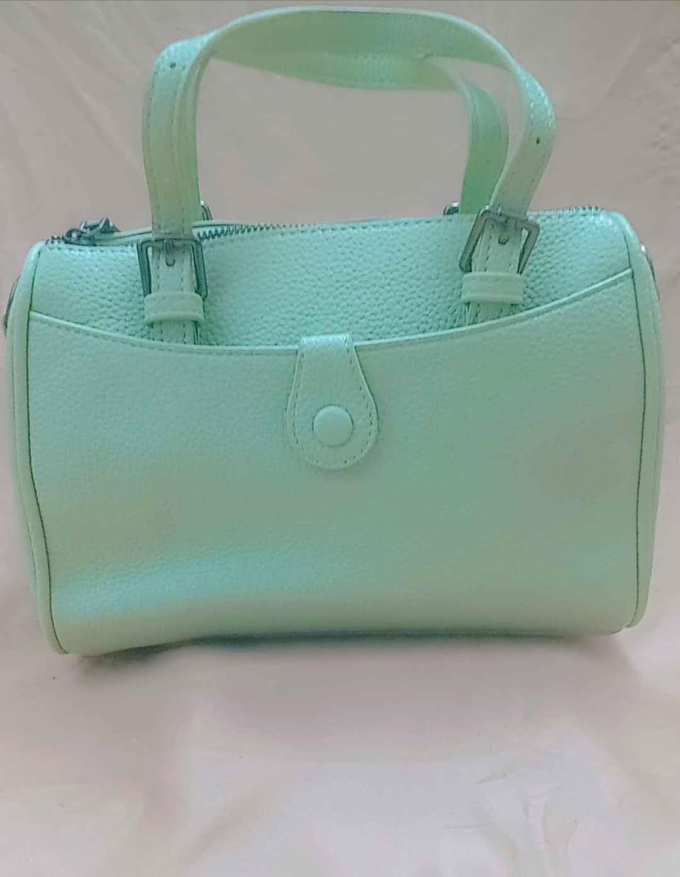 تتميز هذه الحقائب بتصاميم فريدة وألوان متنوعة لتتناسب مع مختلف الأذواق والأسلوب. يمكنك اختيار الحقيبة التي تناسب احتياجاتك وتناسب أسلوبك الشخصي. كربلاء, العراق


**إذا كنت صاحب هذا الإعلان وتريد حذفه لأي سبب، رجاءا أرسل رسالة إلى الدعم الفني**