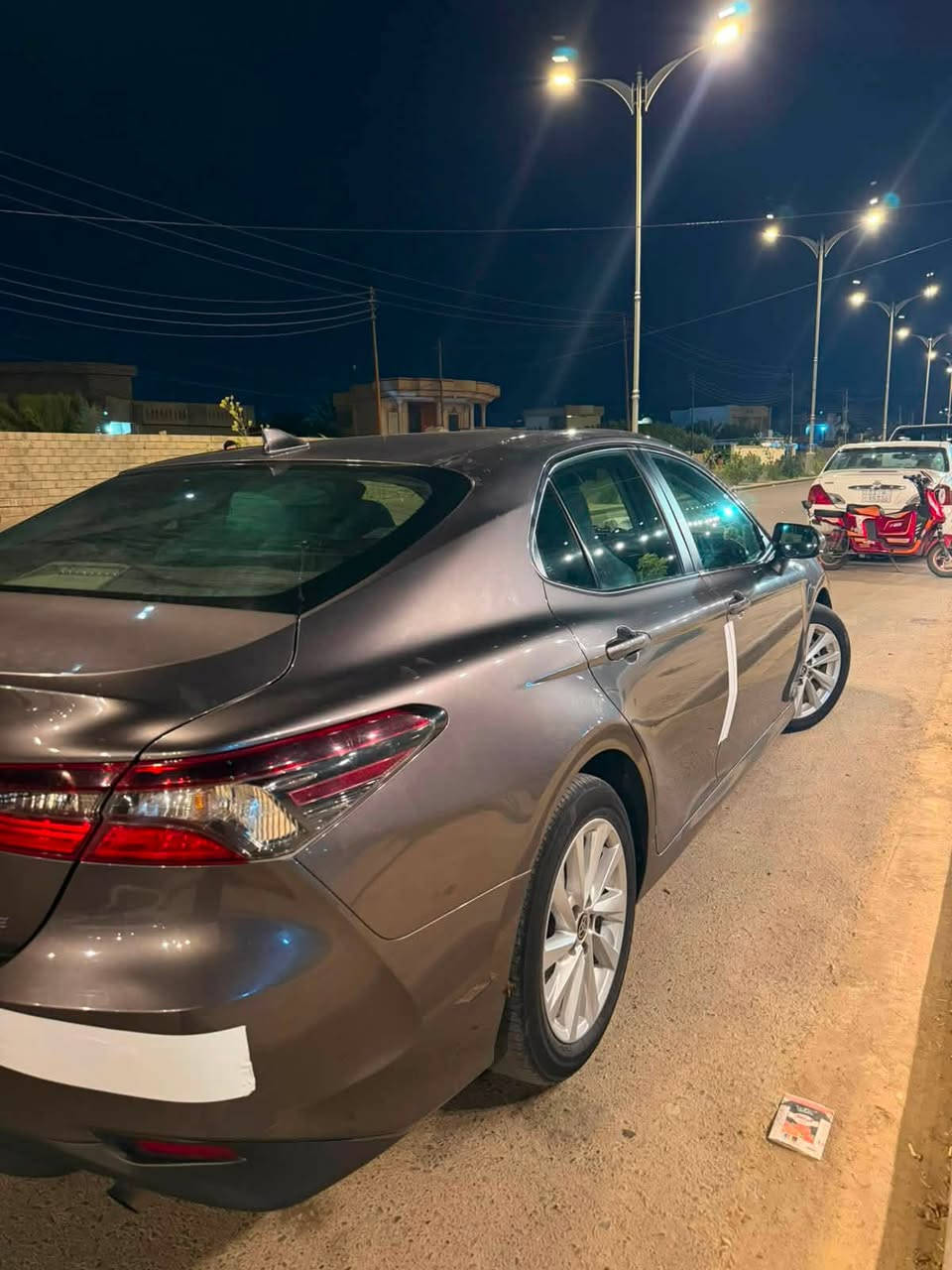 السلام عليكم
للبيع كامري 

موديل 2022

وارد امريكي 

فئهle

ماشيه 98mi

رقم صلاح الدين معوقين شرط (الوكاله )

بدون ضرر فقط رصعه تحميل

كير محرك شرط

مكان السياره صلاح الدين /العلم 

السعر 180 وبيها مجال

الاتصال

***********

***********
