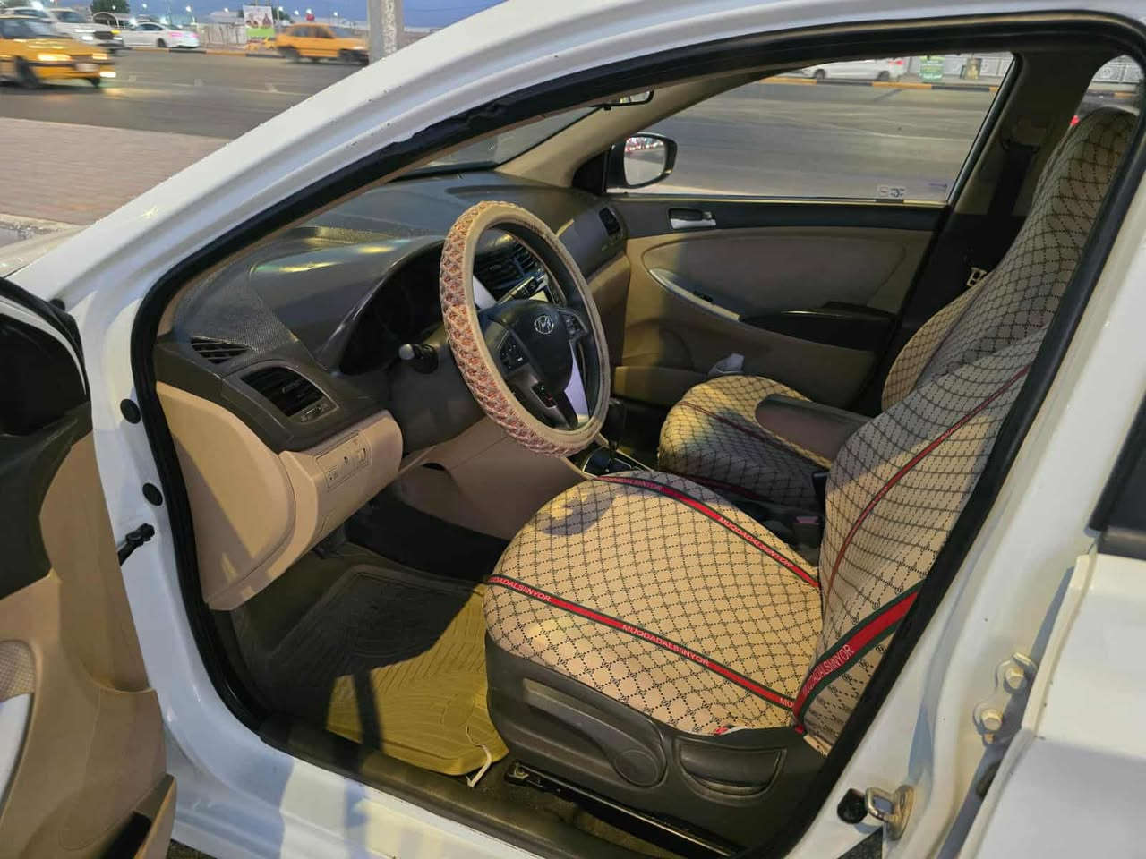 سياره اكسنت مويل 2012  وارد امريكي رقمه نكليزي هزه جديده سياره نضيفه تاخذه متصرف ربع عليه سعره 88 بيه رقمه كربلاء مكانه كربلاء مجال  للستفسار رقم وتساب ***********
