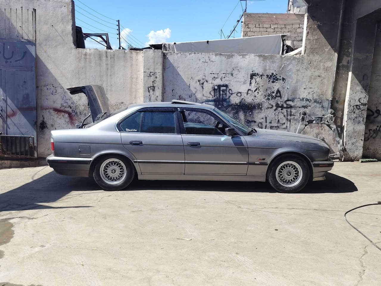 سلام عليكم  للبيع بسبب الضروف بي ام 525 اصل عليها محرك وكير مال صقر 528 موديل91 السياره باسمي هزه جديده سنويه ما ساقطه شرط  التحويل كشنات كهرب سلايد كير و محرك خير من الله تحريكه ماال مكينه 40  عليها ادامه كامله مسويها  باتري جديد عليها منظومه كزور   ع كنتور  صوتها طرب لايت زينون داخل صاج سياره بدون ضربهه سياره تخبل وبلواقع بلعافيه ع ياخذها سعرها 72 الله شاهد مكلفتني فوك ال75 /***********
