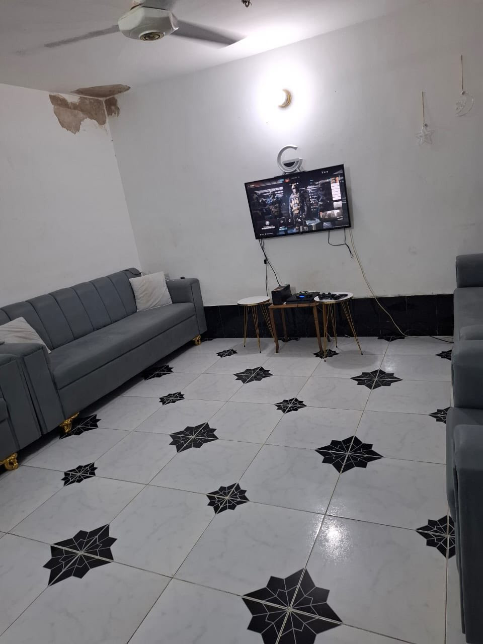 السلام عليكم بيت حسبة قطعة للبيع مساحة 300 متر واجهه 15 بحي العسكري شارع 8
***********
