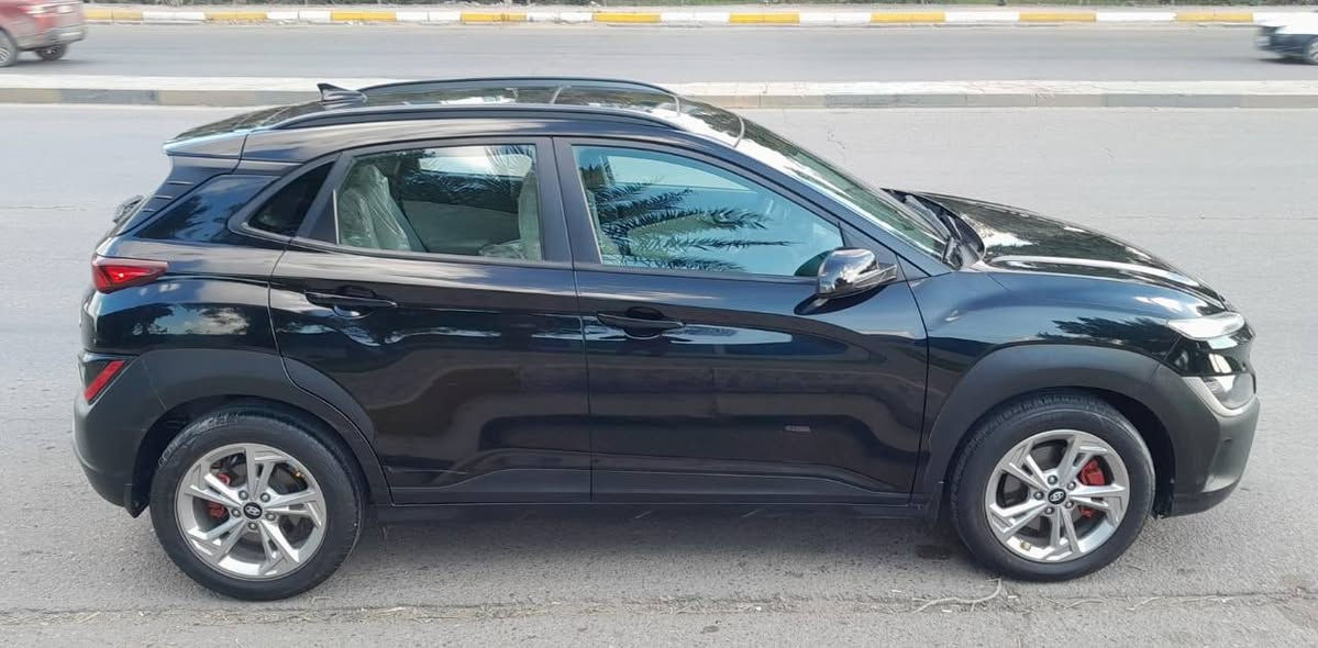 .السلام عليكم 
للبيع كونا مكينه ٢٠٠٠ دوش . موديل ٢٠٢٣ . رقم بغداد انكليزي سنوية جديدة . ماشيه ٦٠ الف . كير ومكينة بلاديات . حادثها حلو موضح بالصور والسونار بدون دواخل .  سياره فول مواصفات . 
رادار امامي خلفي.شاشه كبيره.سلايد روف.فور ويل.كشن كهربائي . ما ناقصها شي . السعر ١٤٨$ ورقة وبيها مجال 
العنوان بغداد الجديدة 
***********
