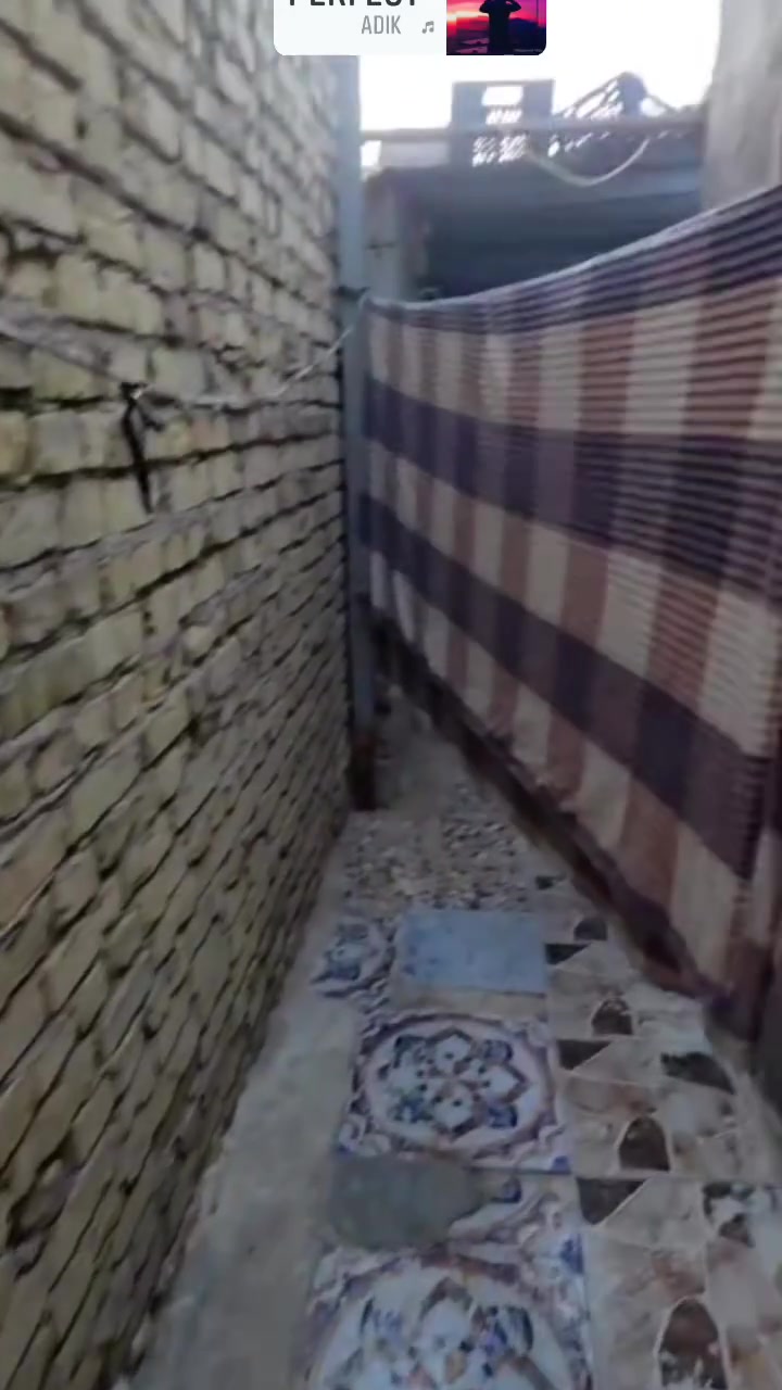 مشتمل طابو زراعي سند 25 مساحته ١١٥ متر وجه ٦متر غرفه وصاله ومطبخ وصحيات مكانه طويريج نزلة شارع أربعين السعر ٣٢ وبي مجال ***********
