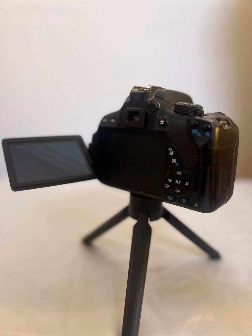 📸 للبيع Canon EOS 700D – نظافة 100%
🔹 الكاميرا: Canon EOS 700D
🔹 العدسة: 18-55mm
🔹 هود عدسة
🔹 بطارية عدد2
🔹 شاحنه 

✅ الكاميرا بحالة ممتازة وجاهزة للعمل، مناسبة للمبتدئين والمحترفين.

💰 السعر: 275ألف (قفل)
🚚شامل التوصيل 

📞 للتواصل:
سيد عبد
***********

📩 خاص • واتساب • اتصال

#سيد_عبد_للكاميرات #Canon700D #كاميرات_العراق #بيع_وشراء_الكاميرات 📸
