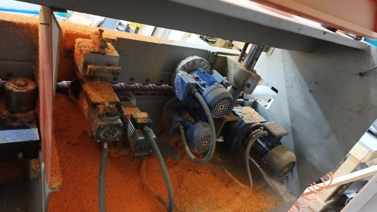 لاصقه تركي ثلاث مراحل نظيفه بدون اي نقص تربط كهرباء وتشتغل بيها للبيع
36 ورقه 
الرمادي ***********
