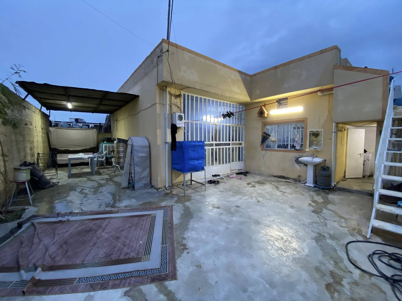 دار للبيع 🏠 
مساحه145م مربع فرع فول خدمات موقع جدا جدا مميز فيلق خلف سوق دبي
سعرها38مليون
للاستفسار ***********
