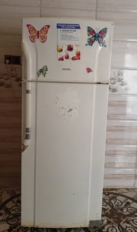 ثلاجة كبيرة • نظيفة • مجمدة صغيرة