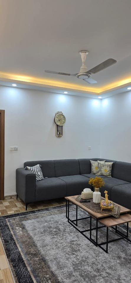 السلام عليكم
دار للبيع في مجمع طيبة ١ 
المساحة ٢٠٠ متر طابق واحد 
رقم الدار ١٩٤ 
مطبخ + استقبال + صالة + غرفتين نوم 

الاضافة 
تواليت خارجي 
تبديل باب المطبخ الخارجي 
تبديل باب الاستقبال الخارجي 
مطبخ حار 
سقيفة للطرمة 
الصالة والاستقبال جبس بورد 
باقي البيت سقوف ثانوية 
غرفتين سندويچ بنل في السطح مساحة كل غرفة ٣*٣
للأستفسار الاتصال ع الرقم 
***********
