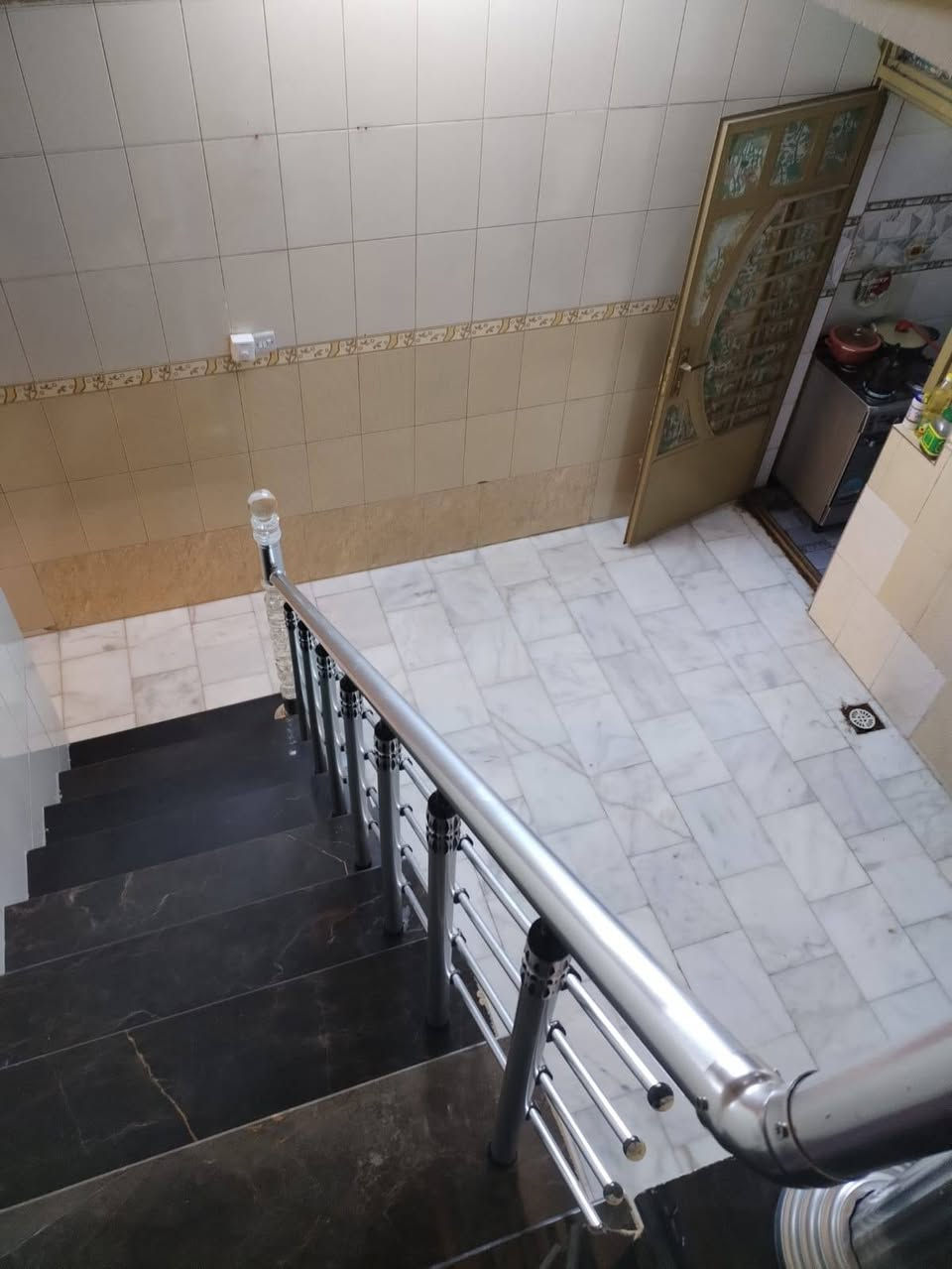 🏠مشتمل للبيع المساحة 85م🏠
طابو ملك صرف 

واجهة :5

نزال :17               

مدخلين 
السعر /340 وبي مجال
 
استقبال وحولي مطبخ وخدمات وغرفه جوه 
وفوك غرفتين وخدمات 

(بناء حديث درجة اولى)🏠

📍العنوان🏠/  البنوك خلف مدرسه العتزاز شارع عريض قرب سوك الميثاق

اكرم الدلال 
***********
موجود وتساب
