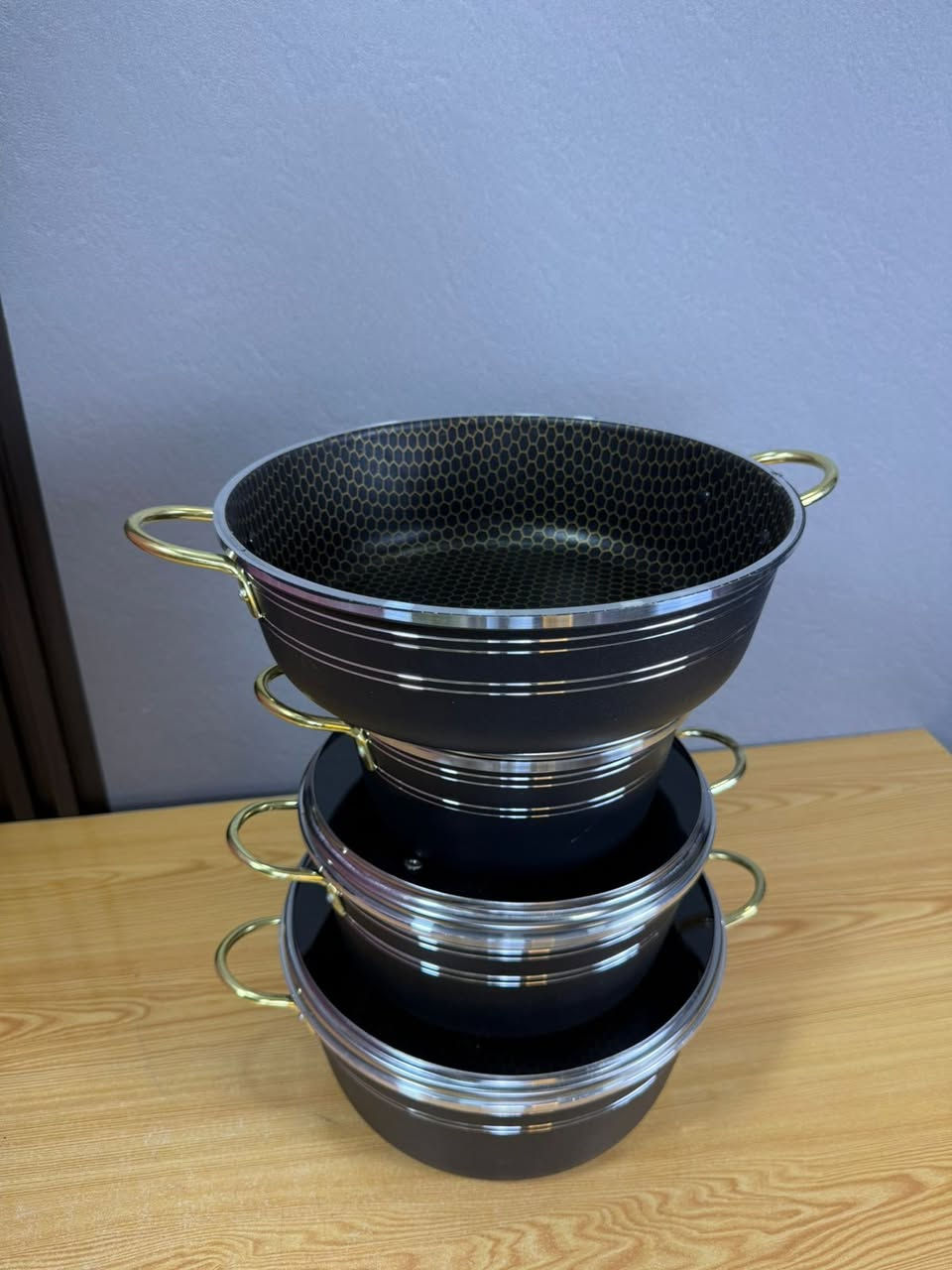 جداري عدد 4 مع سيت جدر فافون تصفية محل بسعر اقل من الجمله يوجد توصيل السعر 20 الف للسيت توصيل 5 الاف
***********
