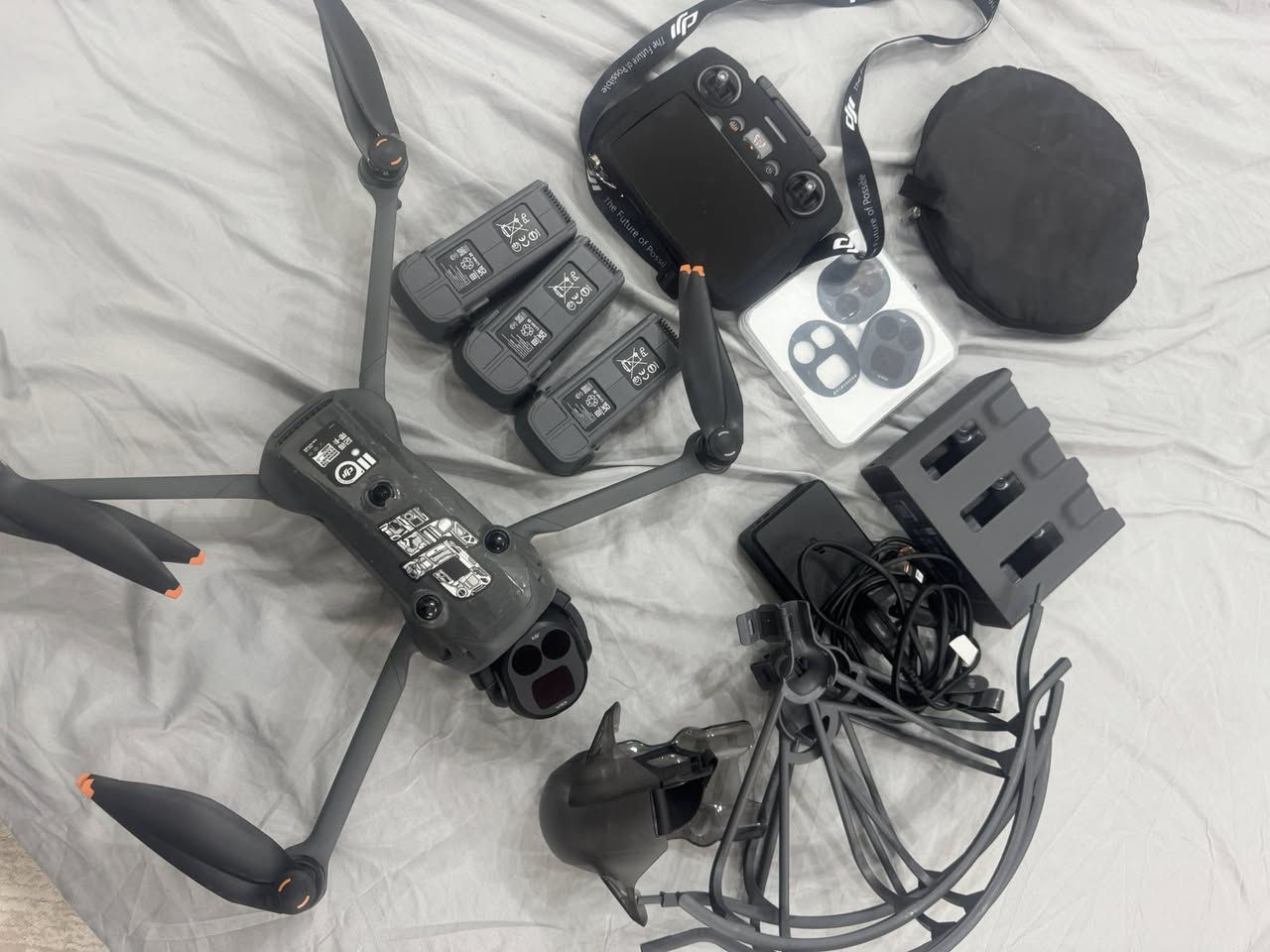 السلام عليكم 🌿

للبيع درون DJI Mavic Pro 4
الحالة: شبه جديد – استخدام أقل من 3 ساعات فقط

🔹 المواصفات والملحقات:
 • كامل مع جميع ملحقاته الأصلية
 • سيت عدسات إضافية
 • جنطة كاربون فايبر
 • درع مراوح
 • قاعدة هبوط (H)
 • درع الجويستك
 • حماية شاشة الجويستك
 • درع الكمبل
 • حبل DJI للجويستك
 • أرجل هبوط

📌 الجهاز نظيف جداً وجديد تقريباً

📲 للاستفسار والتواصل واتساب فقط:
***********
