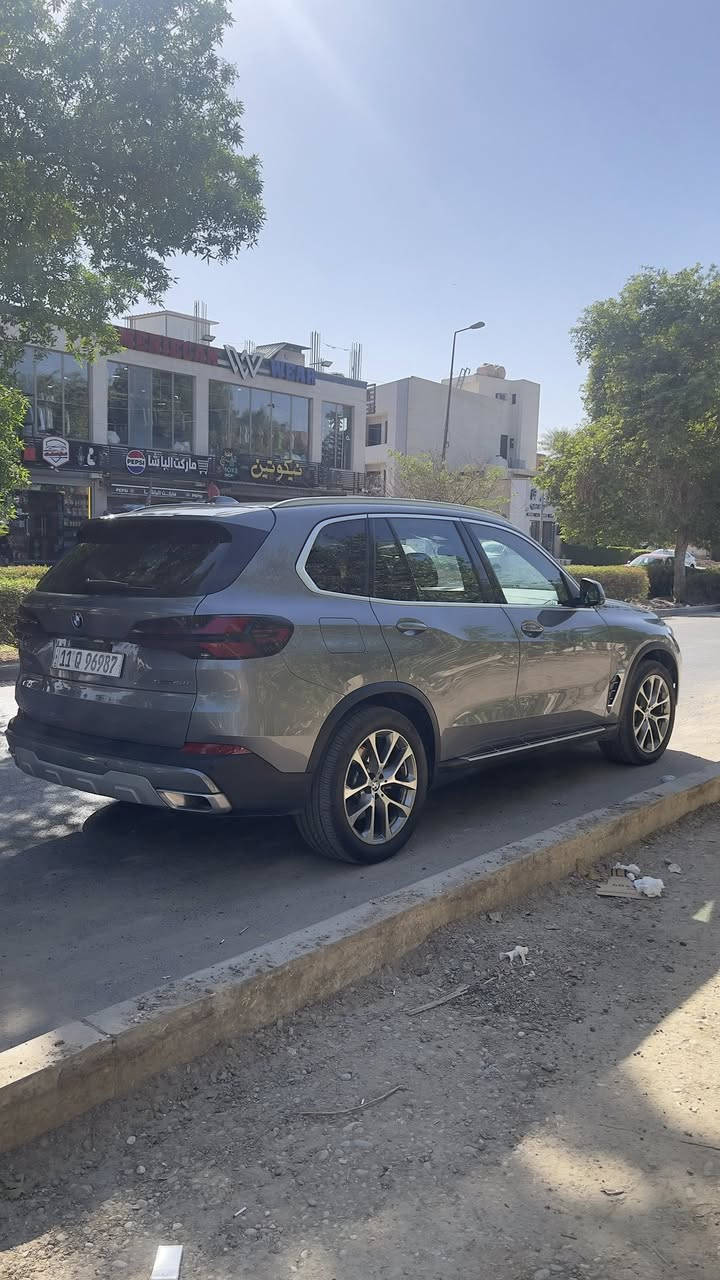 بي ام دبليو x5 2025 

فول مواصفات
بنوراما
 داتا شو
 كشنات تدفئة تبريد  
بيهة دبل كامرة بلجامة الامامية 
وعليهة دعامية ام بور اصلية 

الحادث بنيد ورصعتين بلتكمة اليسرة مكفول شاصي ولغد 

السعر 45الف وبيها مجال 

***********

