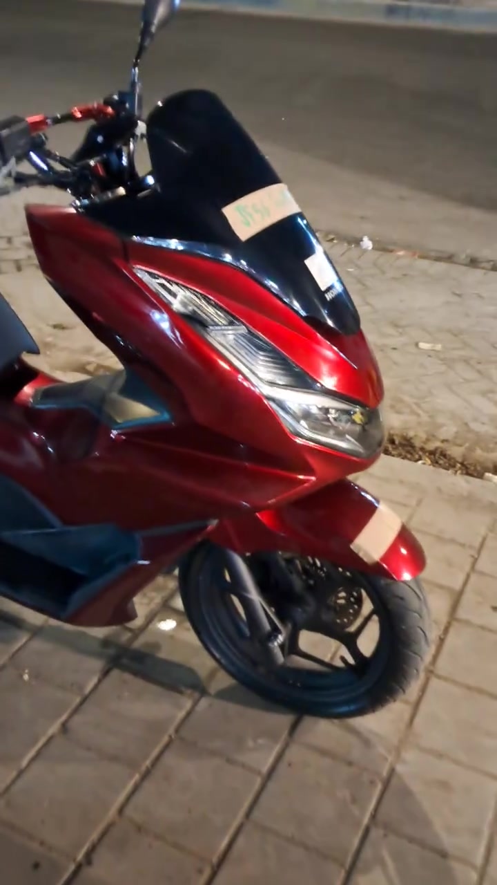‏السلام عليكم PCX جيل رابع ياباني 
‏ماشية10 الف حقيقي  
‏مواصفات
‏ABS مانع انزلاق ✅
‏حساس ازدحام ✅
‏حساس استان ✅
‏🛠️ الدراجة: مكفولة  كفاله عامه
‏​​📍 الـمـكـان: بـغـداد
مدينة الصدر قطاع 47
السعر 32وبيه مجال 
***********
