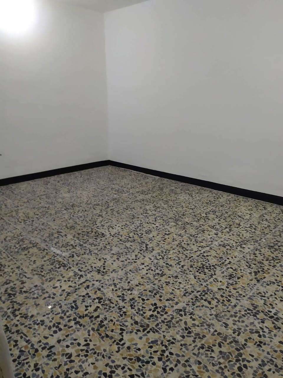 دار للأيجار المساحه......  150 متر
السعر   ........... 300 الف ايجار 
العنوان...............  الكوفة علوة الفحل شارع تبليط
يحتوي على....... (غرفه  نوم واستقبال  ومطبخ ..صاله..صحيات داخلية وخارجية مكشوفات عدد 2 )
(ماطور..خزان ماء عدد 2..سخان عدد 2  .. وخط مولد) 
دار جديد شارع تبليط   جاهز من كلشي دينار متخلي عليه منطقة كلش حلوه الاتصال ***********
