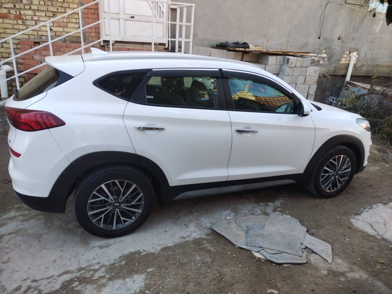 السلام عليكم توسان وارد امريكي محرك 2400 موديل 19بيع اومراوس حسب القناعه بسمي تحويل  مباشر سونار مرفق بصور الاستفسار اتصل ***********
