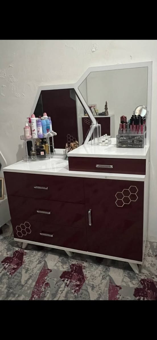 ***********
شراي يراسلني واتساب 
غرفه تركي ٨ قطع كلش نظيفه 
سعر مناسب مستعجله ع البيع عنوان بغداد مدينه الصدر شارع الفلاح
