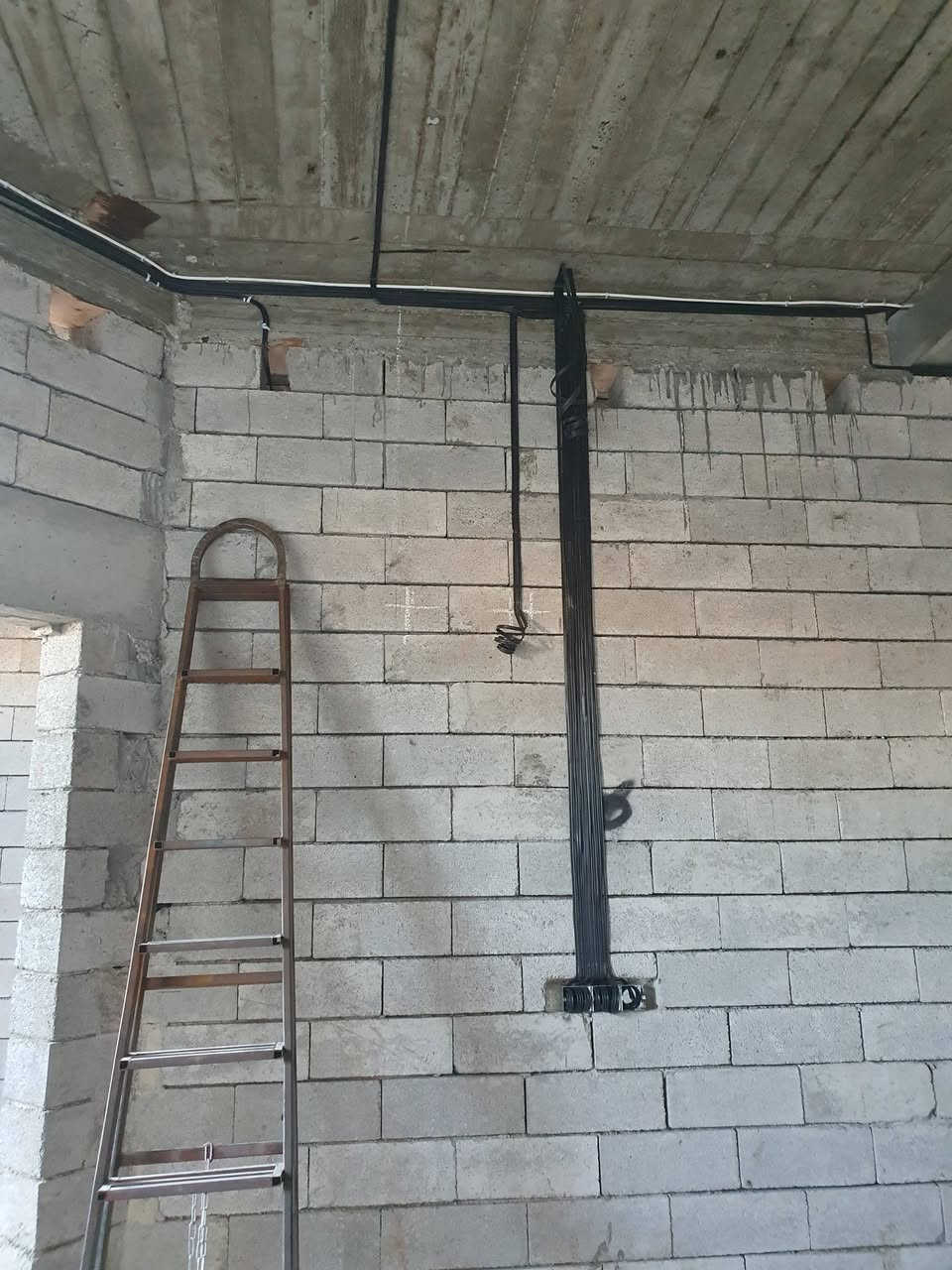 ﴿ رَبَّنَآ ءَاتِنَا فِي ٱلدُّنۡيَا حَسَنَةٗ وَفِي ٱلۡأٓخِرَةِ حَسَنَةٗ وَقِنَا عَذَابَ ٱلنَّارِ  ﴾ 
بحول الله وقوته مستمرون  بالعمل في أيام الشهر المبارك لأكمال دار أحد الزبائن في منطقة القادسيه / شارع الگراج ،
(نحن نجدد وغيرنا يقلد)
هدفنا مواصلة السير على خطى الأبداع من بداية التصميم حتى التسليم 
ننفذ أعمالنا بكل مهارة وحرفية لا مجال للخطأ في أعمالنا نحن مختصون بما يلي 
1- تأسيس كافة أنواع الكهرباء سيمنز بوري 
2- صيانة وتشخيص الأعطال الكهربائية 
3- تأسيس المنازل والبنايات التجاريه ودوائر الدوله حسب مخططات مدروسه 
4- تصميم بوردات السيطرة ATS & PLC & أنظمة Wi Fi  الذكيه
5- العمل على نظام SMART HOME والتحكم بأرجاء المنزل عن طريق الموبايل 
6- توزيع شبكة كاميرات مراقبة بدقه عاليه 
7- تنصيب منظومة أطفاء الحرائق، 

 لسنا الوحيدون لكننا نسعى لتقديم أفظل إمكانياتنا
احمد ومحمد للتأسيسات و السيطره الكهربائيه 
للأتصال والأستفسار مراسلة الصفحة او الأتصال على رقم الهاتف
أحمد ومحمد للحلول الكهربائيه وبالطرق الذكيه الحديثه نظام سمارت مودرن و ATS
احمد***********
محمد***********
تلي@ALMubdiun
https://www.instagram.com/almb.don?igsh=Z293bXk1YmFmMWZk
