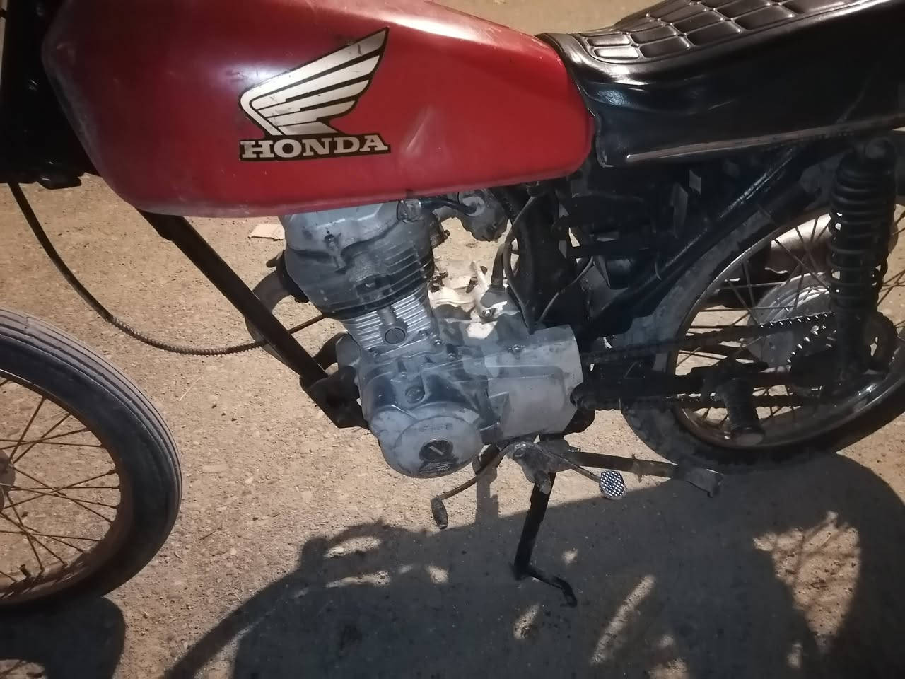 دراجه للبيع ادوات السعر 250 العنوان ابو الخصيب رقم ***********
