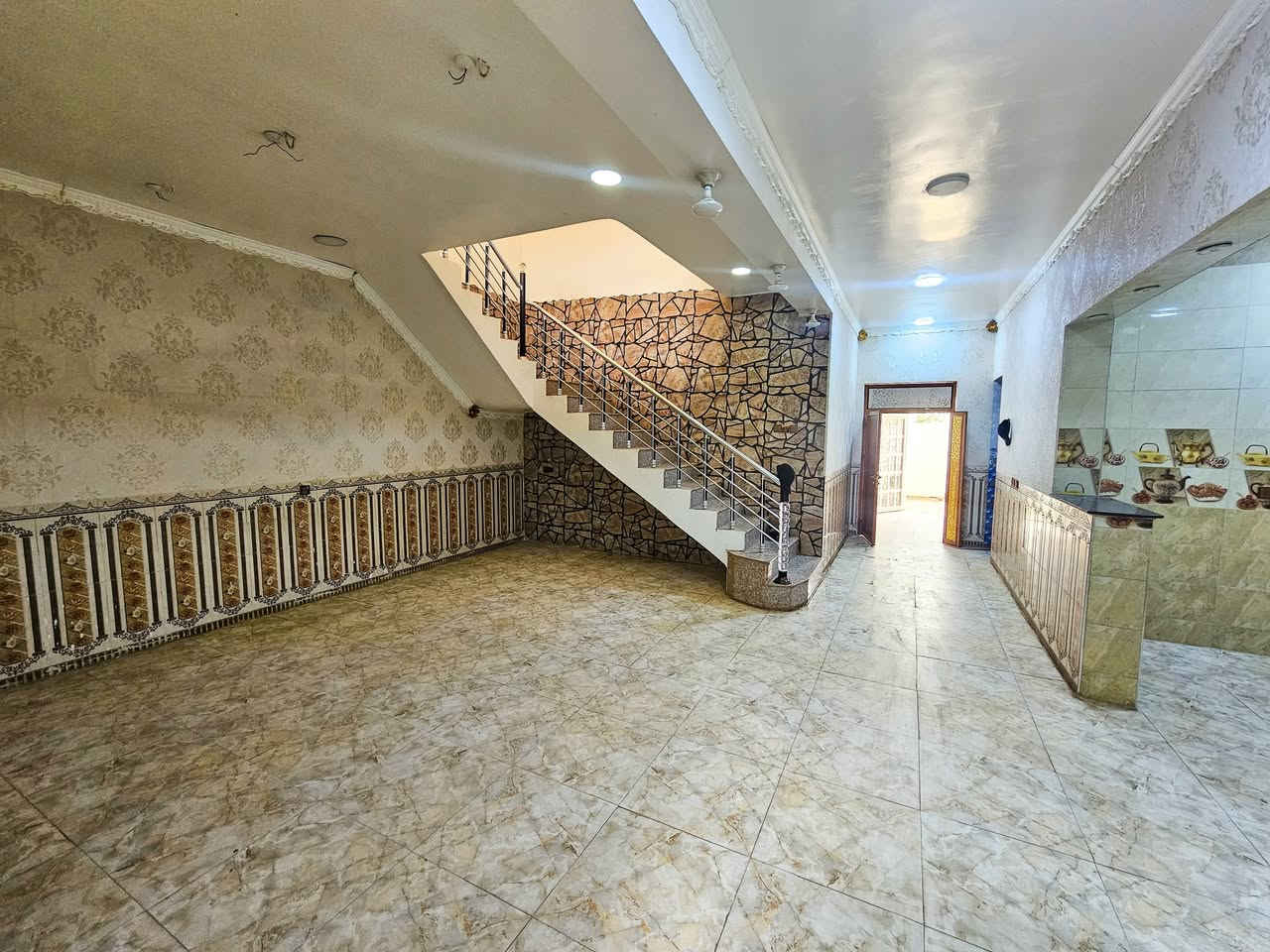 السلام عليكم 
دار ٢٠٠م للبيع 
في الكوت المربع الذهبي زين القوس طابو صرف 
امام شارع ١٥ م وامام اكبر الساحات في المنطقه وايضا  بقرب  اربع مدارس ابتدائيه ومتوسطه واعداديه اتصال فقط ***********
