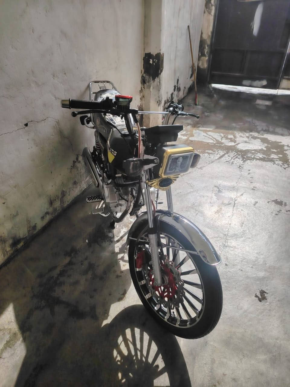 السلام عليكم دراجه للبيع نوع سيفان سونك مكينه 200. فول نضافه اي نقص مابيه سعر 800 وبيه مجال مكان ديالى شهربأن ***********
