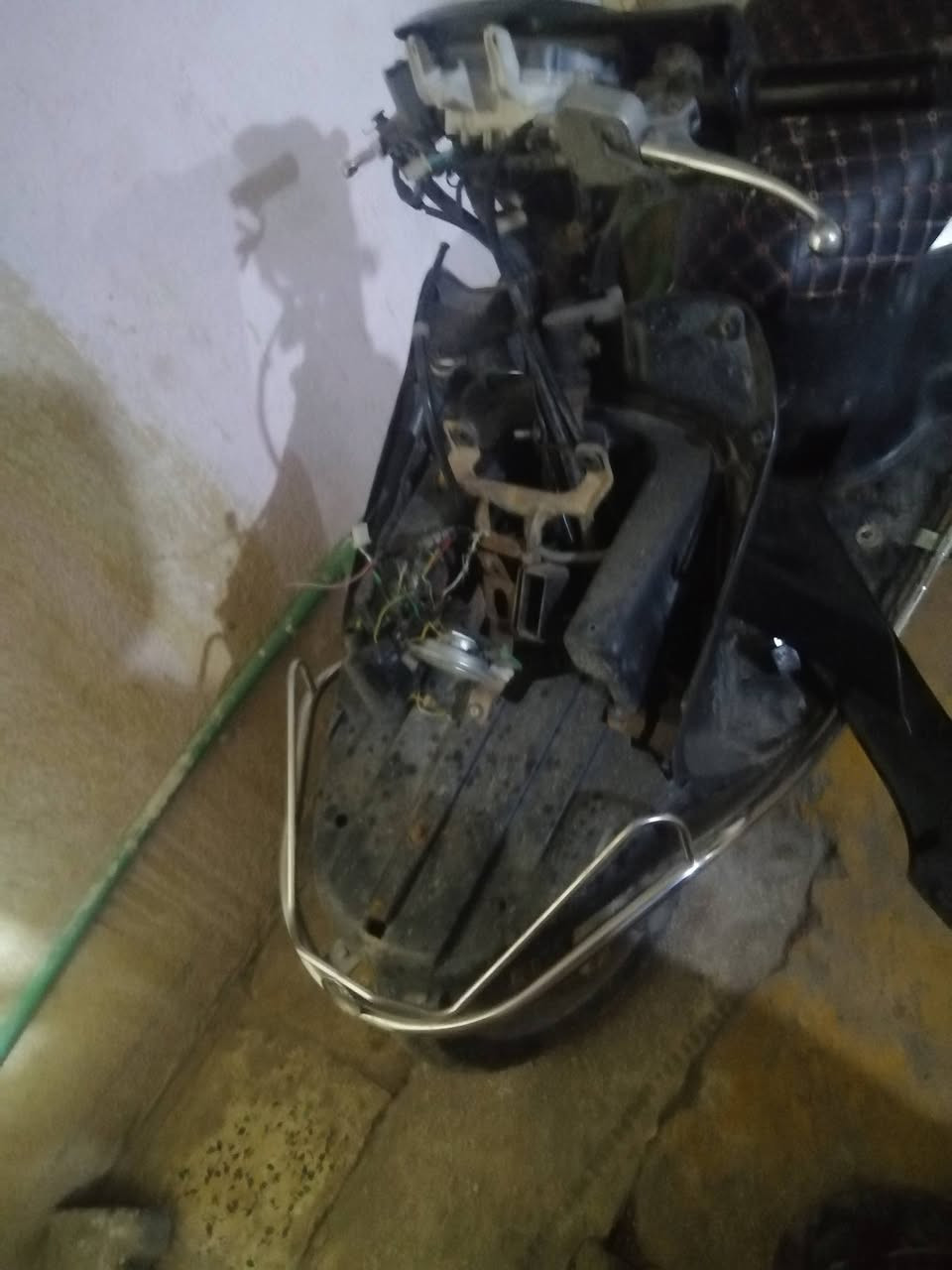 دراجه سبيسي    مجفته  وكامله  هي وكفراته   بس كاطعه نار  ال سعر 300  كوم حديد   ***********
