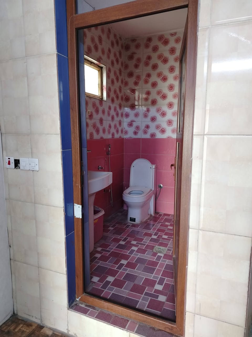 شقة تجارية للأيجار تنفع مختبر او عيادة او معهد تدريس الدور السلام شارع 30 قريب مدرسة كنوز المعرفه للأستفسار الاتصال على ***********
