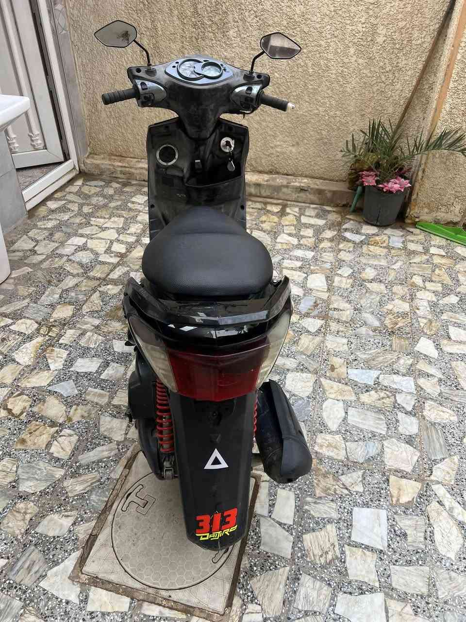 السلام عليكم 
سكنس فحل كابريتر الدراجه نظيفه وخير من الله كله شغاله 
كهربائيات 
سلف 
السعرة 700 وبيه مجال 
بغداد قرب بسمايه
***********
