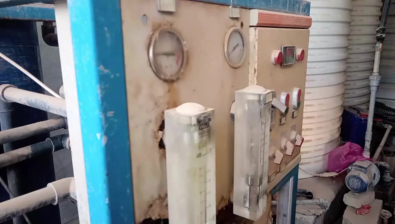 مظخة الف لتر بالساعة شغالة بحالة جيدة انتاج ١٥٠٠ بالساعة املاح ٣بالمية بيها تانكيات ٣ابو ٢٠٠٠ وواحد ٣٠٠٠ وطنية ووياها ٦٠تانكي ابو ٢٥٠ وابو ٥٠٠  وسيارة ٩٤ نظيفة مشروع كامل المكان بعقوبة تريد بس المظخة تريد كلهن صاحبهن تعين وظلن الشراي يتصل ***********
