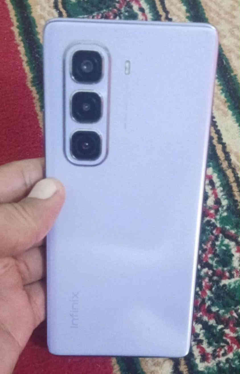 سلام عليكم هذا الجهاز لبيع انفينيكس هوت 50 برو ذاكرته 256 دبل سيمكرت خطين يشيل ورام الجهاز الله شاهد جديد وكله شغال بس ضر واحد فقط هذا الخط بلشاشه كدامكم تاخذونه عل الفحص وعل الضمان وهذا الجهاز ابو الشاشة الامضلعه مو العاديه العداله هذا الجهاز غالي ومرغوب وهوه معروف يعني ميحتاج اني اكول هيج وهيج بخصوص الجهاز 
نهايته ب 145 الف مكاني ابغداد بلمدينه الصدر بحي طارق بشارع الوسط توصيل ماكو هذا رقمي *********** عندي واتساب
