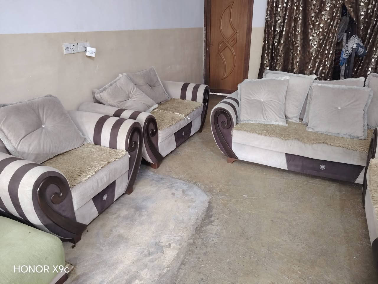 السلام عليكم ديوان كلش نظيف لوك السعرر250شراي اتصل ***********
