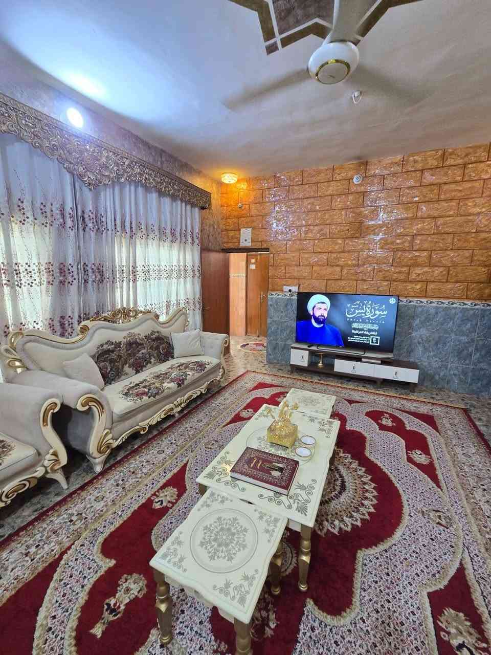 يتوفر   بيت طابقين للبيع في منطقة داموك الجمعية  مساحته 153 متر بواجهة 15 متر قريب على شارع اربعين شارع جامع الاوسس
وعرض الشارع الذي يقع فيه المشتمل 10م. 
 تتكون الدار المشيدة  2015 من طابقين  ، الطابق الاول  يحتوي على استقبال وهول ومطبخ وغرفة وصحيات. والطابق الثاني يحتوي على غرفتين نوم مع هول مع صحيات 
 
لمزيد من التفاصيل يمكنكم مراسلتنا على الخاص او الإتصال على الأرقام التالية
📞***********ا
