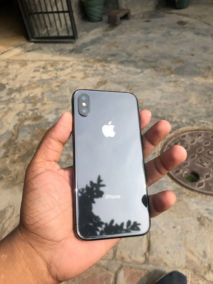 ***********           IPhone   X
ذاكرة 256 بطارية 100 🔋الجهاز بالجيس بوبجي٦٠ فريم يدعم ٩٠ كامرات فول فقط مبدل بطارية فقط  السعر 165 مكاني حله حي العسكري شارع ٣٠
