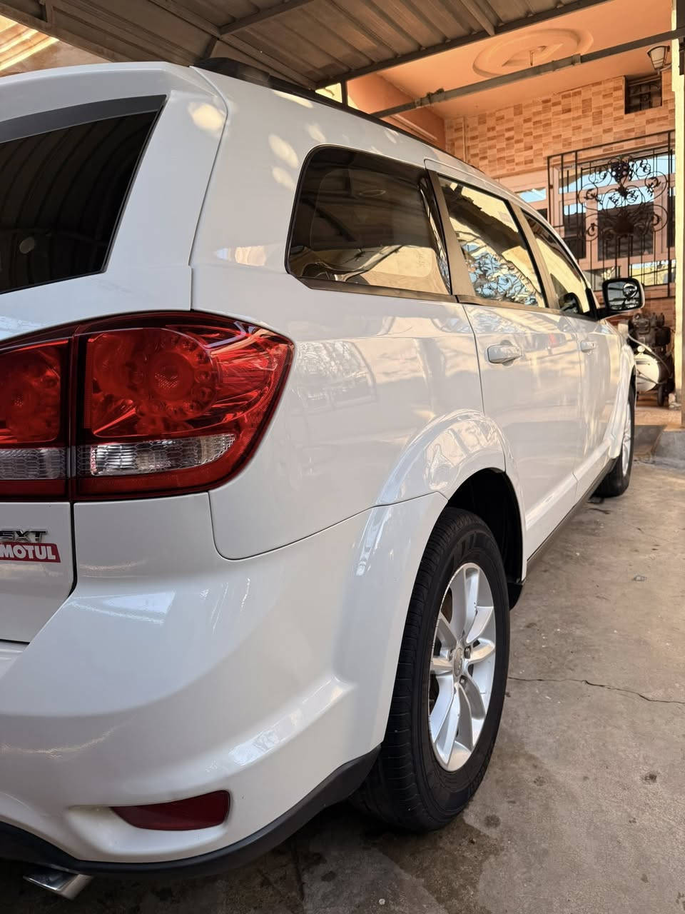 سلام عليكم للبيع دوج جورني موديل ٢٠١٧ وارد 
محرك ستة سلندر  
رقم سليمانية سنوية ساقط 
دفتر بانزين موجود 
مواصفات SXT
بصمة +تشغيل عن بعد + ثلاث قطع تبريد 
سبعة راكب + ويل كب 
كير محرك صدر كلها بشرط 
محرك مامفتوح بلشرط 
ضرار مال أمريكي بونيد فقط تبديل بلادي بدون صبغ
بدون دواخل بلشرط 
سيارة بدون اي مصرف 
سيارة باقي على وضع شركة 
سعرها ١٤٥$ 
رقم موبايل ***********
مكاني كركوك
