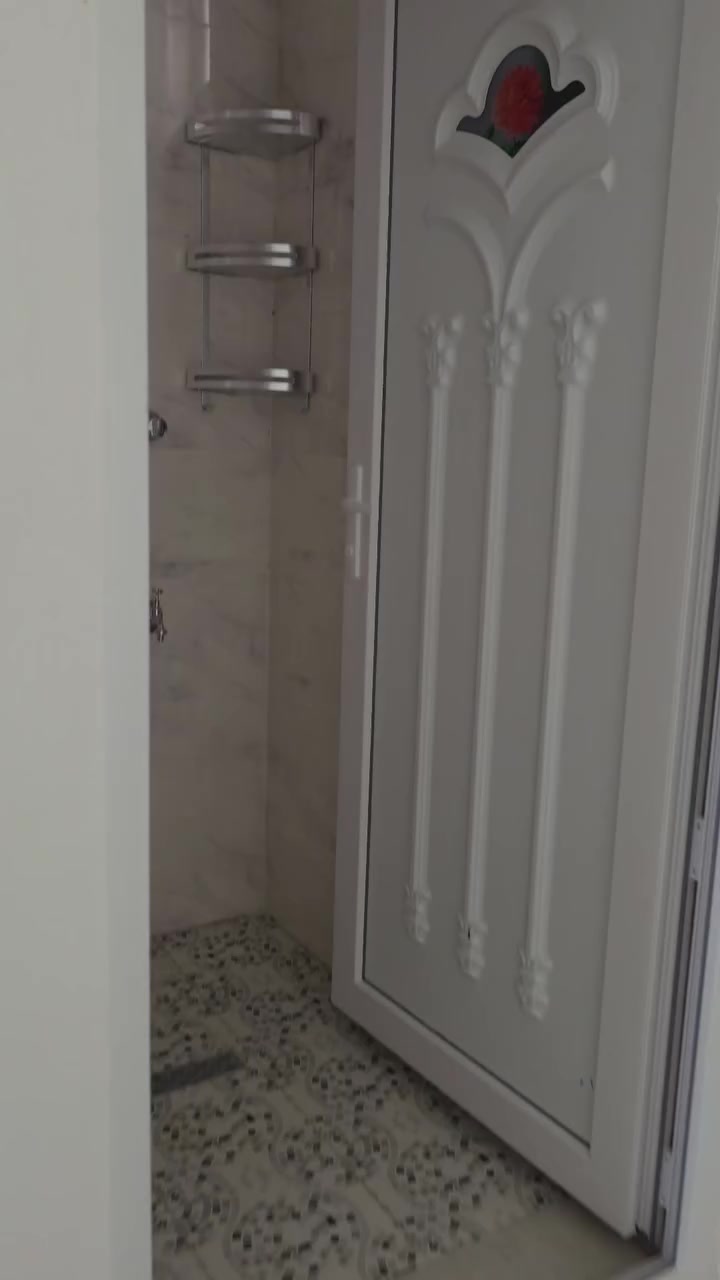 بيت للايجار في شراع قرب مجمع عمر الراوي  خلف محطه أسوار المدينه بيت كامل من كافة الخدمات  بيت طابقين بعده جديد  ***********
