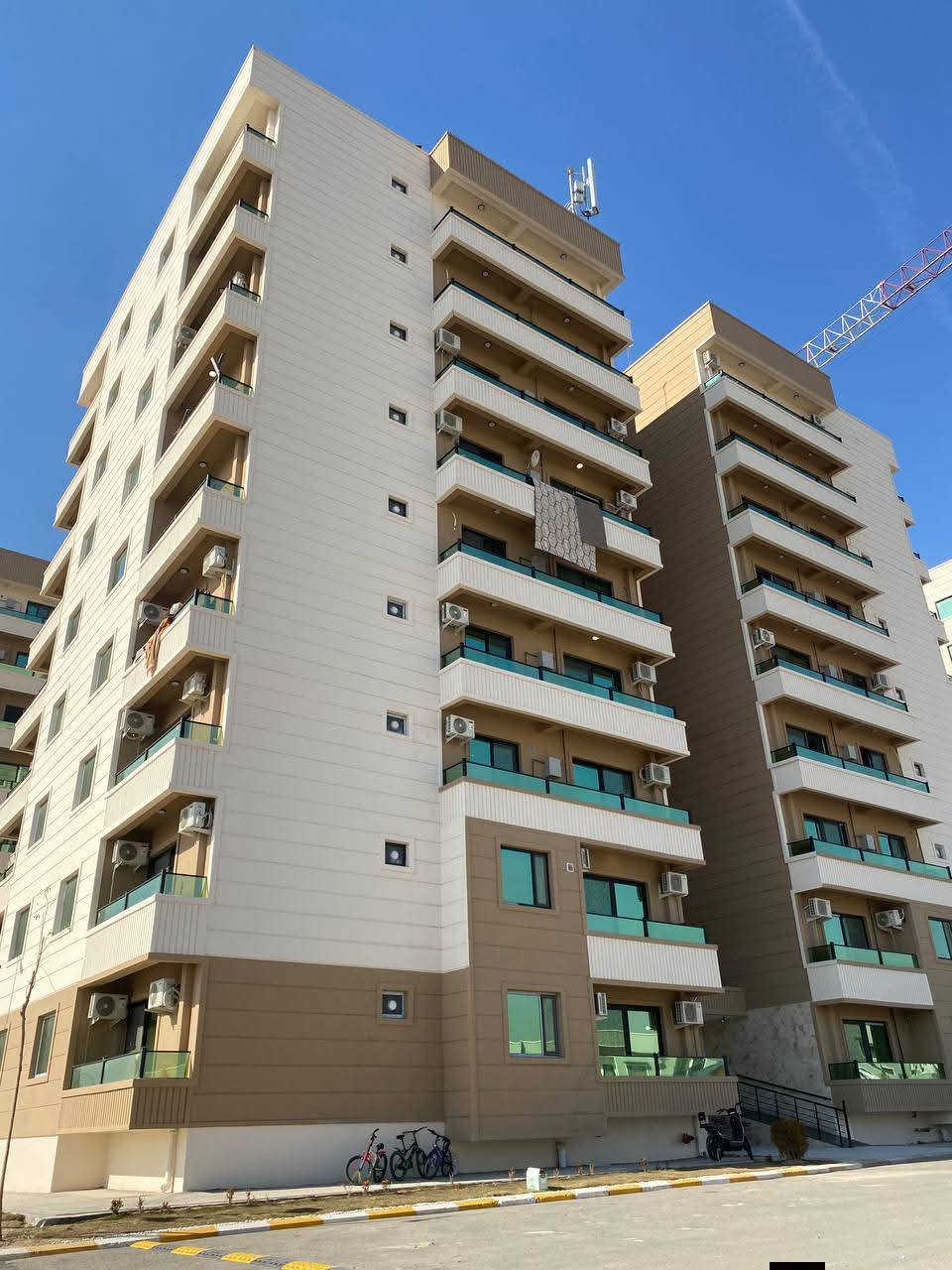 شقق للبيع في مجمع الشروق السكني
مواصفات الشقة 🏡
 • المساحة: 140 متر في الطابق الاول 
 • بناء حديث – ملك صرف 
 • داخل مجمع متكامل الخدمات – مصاعد – حدائق                    
 • تصميم حديث + خصوصية عالية

نظام الأقساط للموظفين والمنتسبين
مقدمة فقط:  18 مليون د.ع
125 مليون تُستقطع عن طريق المصرف العقاري 
• اجور التحويل ومداورة قرض على المشتري 

 • مدة السداد: 20 سنة
 • القسط الشهري: 548,000 الف دينار 
 • ملاحظة : الشقة مدفوع اقساط منها 5.500.000 

يتم الشراء عبر أحد الخيارات التالية:
 1 - موظف راتبه يتجاوز 1,100,000 الف دينار
 2 - أو كفيل راتبه يتجاوز 1,100,000 الف دينار 

الموقع 📍
الموصل – الجانب الأيسر – كوكجلي – قرب بانزين خانة البدر 
للحجز والاستفسار 📱
📲*********** + واتساب
