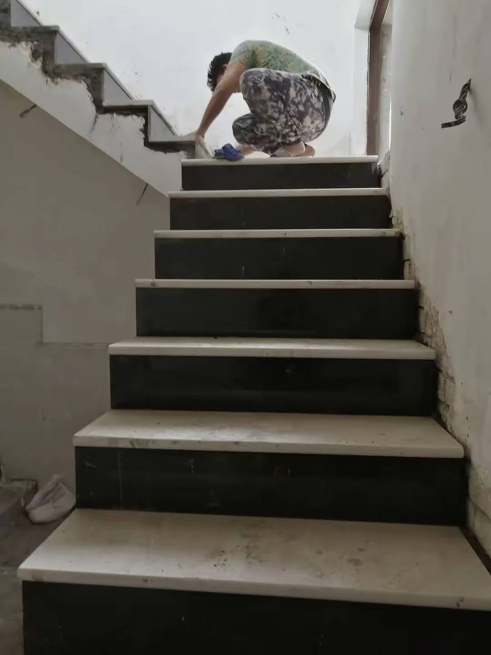 سلام عليكم خلفه سيراميك ومرمر شغل درجه وله التزام بل عمال شغل هندسي مكاني بابل ***********
