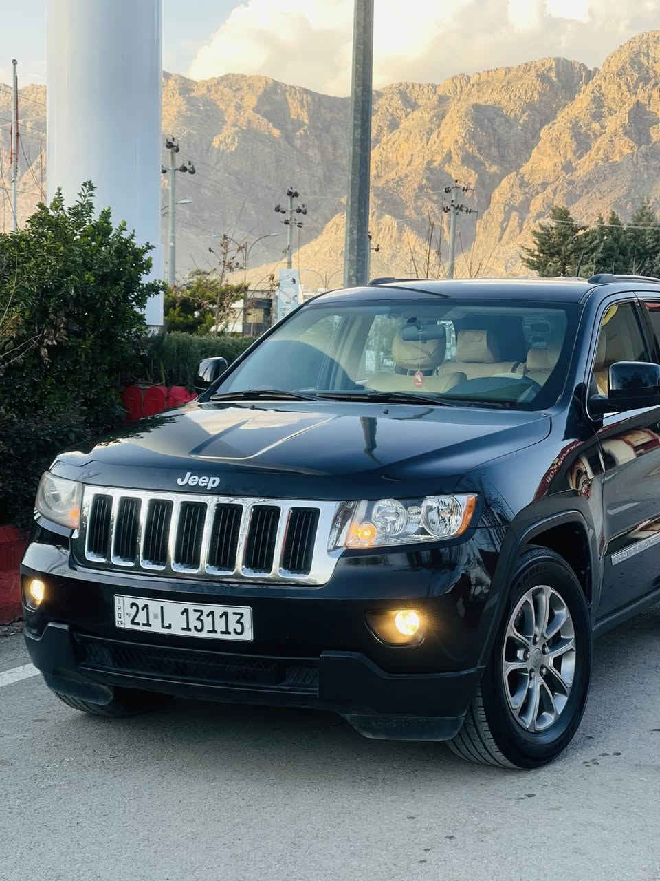 جێب لاریدۆ ٢٠١٣ - زۆر پاک و بێ کێشە
یەک پەلەی بچوک بۆیاخە شوێن بۆیاخەکەم داناوە 
دەعامی بۆ دەعامی بەشەرت دەعمیشی بۆیاخی نییە 
بێ دەعم و لێدراو بێ تەحدیل و سارد 
 گێر و مەکینەی بەشەرت 
دەبل ئەکسل 
​بەسمە ، شاشە و کامێرا.
نوێ و بێ خەرجی.
​سەنەوی: نوێیە تا ساڵی ٢٠٣٠ تازەیە 
​ئۆتۆمبێلەکە زۆر شازە و ماڵی دۆستە، هیچ مەسرەفێکی تێدا نییە.

نرخی 174 گەڵاو مەجالێکی کەم
شوێن رانیە 
***********
***********
