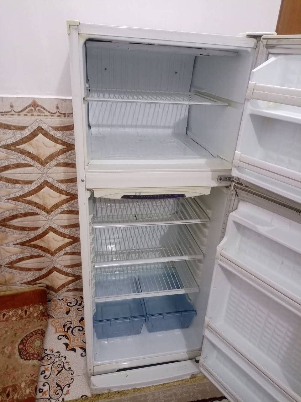 السلام عليكم ثلاجه ع الشرط تبريد تجميد باب اول لبناني ونظيفه كدام عينك قطرت اخياس مابيهه وماطورهه الابلادي سعرهه 160 وبيهه مجال مكاني حي الزيتون ***********
