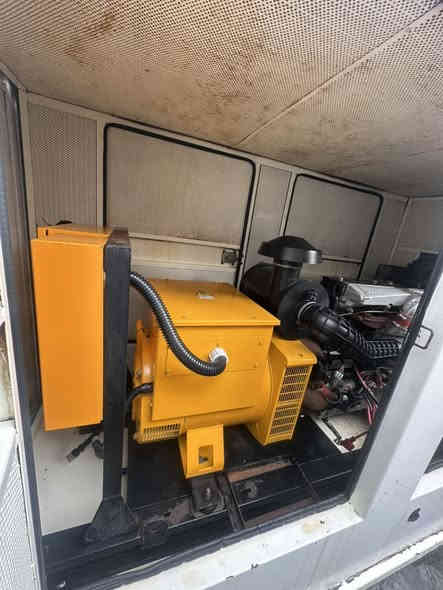 🔹 للبيع مولدة بيركنز  أصلية –🔹
💪 القدرة: 100 

كيفي6سلندر

راس التوليد : لوري سومر فرنسي اصلي ✅

محرك بيركنز اصلي ✅

⏱️ عدد ساعات التشغيل:2520 ساعة فقط !✅

🔇  نسبة الكاتم:100%سوبر  سايلنت

 

المنشأ: صناعة انكليزي  أصلي✅

ضمان تشغيل ✅

وضمان محرك ✅

تنبية ‼️

يتوفر لدينا مولدات 

✅مستعمل .

✅جديد زيرو .

✅تأجير مولدات  كافه الاحجام .

⸻

🔧 خدمات ما بعد البيع:

 • ✅ ضمان تشغيل فعلي عند التسليم

 • ✅ ضمان على المحرك

 • 🔄 خدمة استبدال المولدات القديمة

 • 🧰 مراوس مولدة متوفرة حسب الطلب

 • 👨‍🔧 خدمة صيانة ودعم فني متواصل

⸻

📍 الموقع:

بغداد – الكرادة – شارع 52 – كمب سارة

📞 للتواصل والاستفسار:

[***********] اسيا 

⸻

⚡ معرض الأخوين – ثقة تُشغِّل حياتك ⚡
