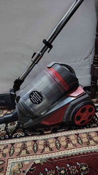 مكنسة كهربائية • نضيفه • استخدام قليل