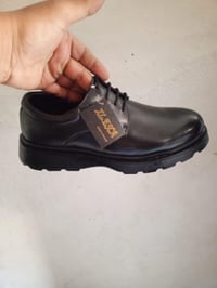 أحذية جلد • ٤٠٠٠ قطعة • ألماني وفرنسي