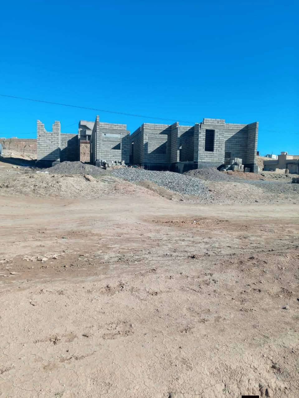 هيكل بيت للبيع
مساحة الأرض: 950 مترا
مساحة البناء: 200 مترا

التفاصيل:
 • 2 غرفة نوم
 • صحيات داخلية وخارجية 
 • هول واسع مع رابعة واسة
 • مطبخ حار + بارد
 • مخازن خارجية
 • أساس حديد قوي (واحد ونص طن)
 • رباط كامل للبيت نص طن حديد
 • 400 بلوك متواجدة داخل البيت
 • ماء واصل
 • كهرباء واصل

الموقع:
خلف مقر أم هنادي – الجميلي
يبعد عن التبليط 150 متر فقط

السعر: 33 مليون دينار
💬 قابل للتفاوض 
***********
***********
