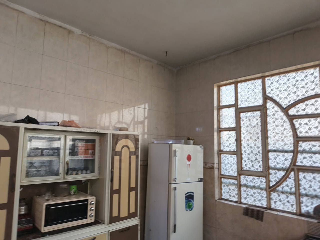 سلام عليكم بيت منطقه العريفيه نكون من 6غرف وصالة كبيره واستقبال مساحته ٢٢٠ السعر خاص او الرقم ***********
