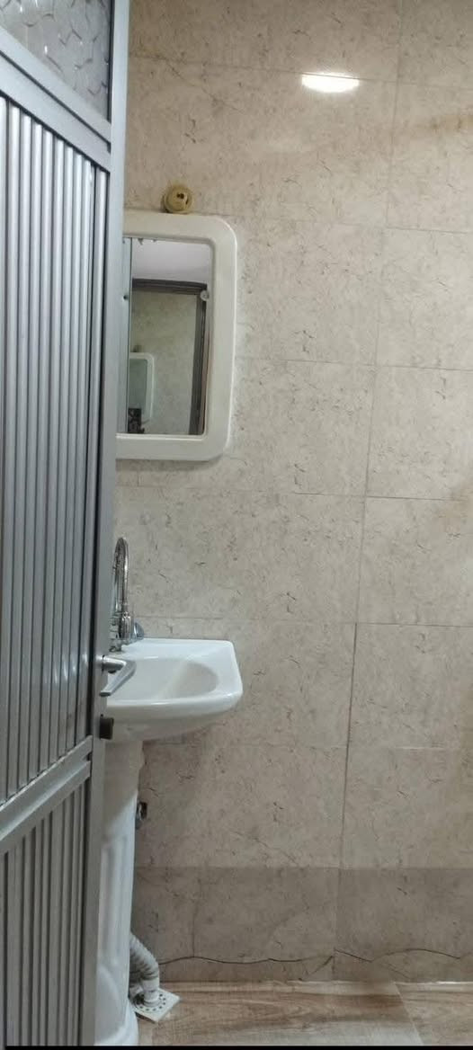 بيت للايجار بمساحه 100متر 
🛑يتكون من مدخلين وطرمه واستقبال و هول 2غرف نوم  ومطبخ وخدمات .. كذالك يحتوي ع تقنيه الغاز وماطور الماء  بلحايط من ضمن البيت  ولبيت مجهز بأنارة حديثه الكهرباء خطين 24ساعه مشتغله ..

ايجارة 700 وبي مجال 
————————————————————————-
🛑موقعه : الشعب شارع الأسواق المركزية حي الضباط ..

للاستفسار ❗️
*********** / ***********
